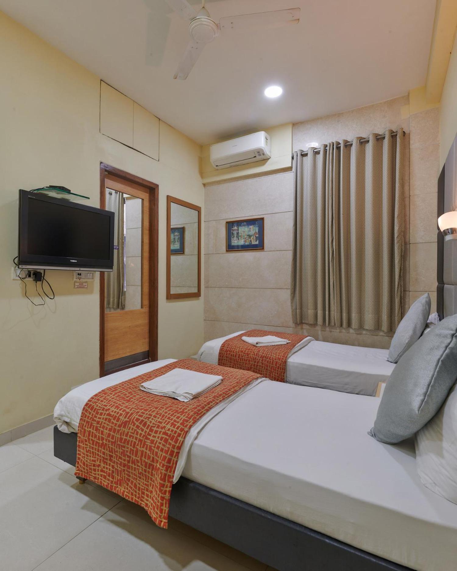 Bentley Hotel Marine Drive Мумбаи Экстерьер фото