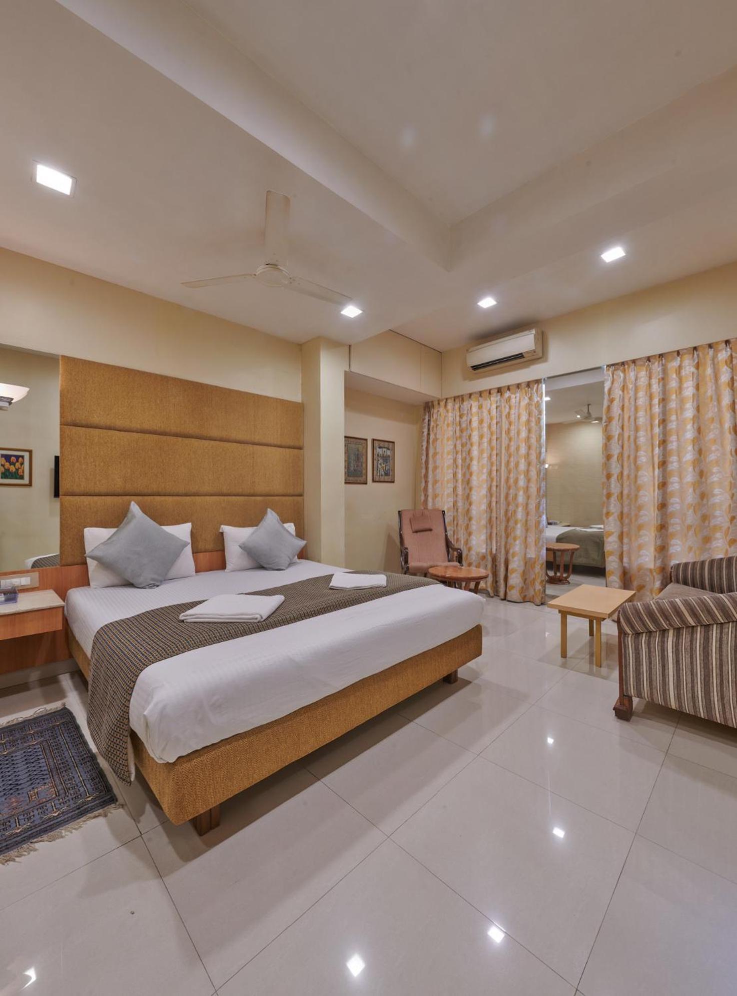Bentley Hotel Marine Drive Мумбаи Экстерьер фото